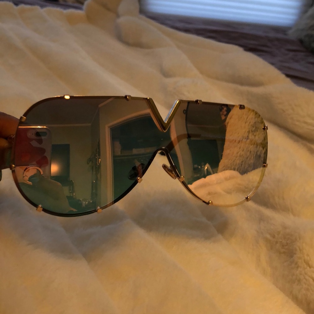 Stunning sunglasses. Very stylish pink color